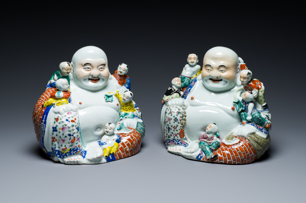 Deux Bouddhas en porcelaine de Chine famille rose, marque de Zhu Mao Ji Zao 朱茂記造, R&eacute;publique