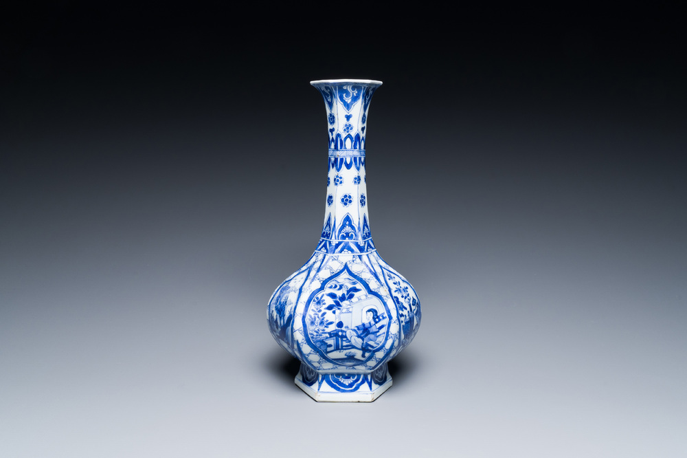 Een Chinese blauw-witte flesvormige vaas, 'G' merk, Kangxi