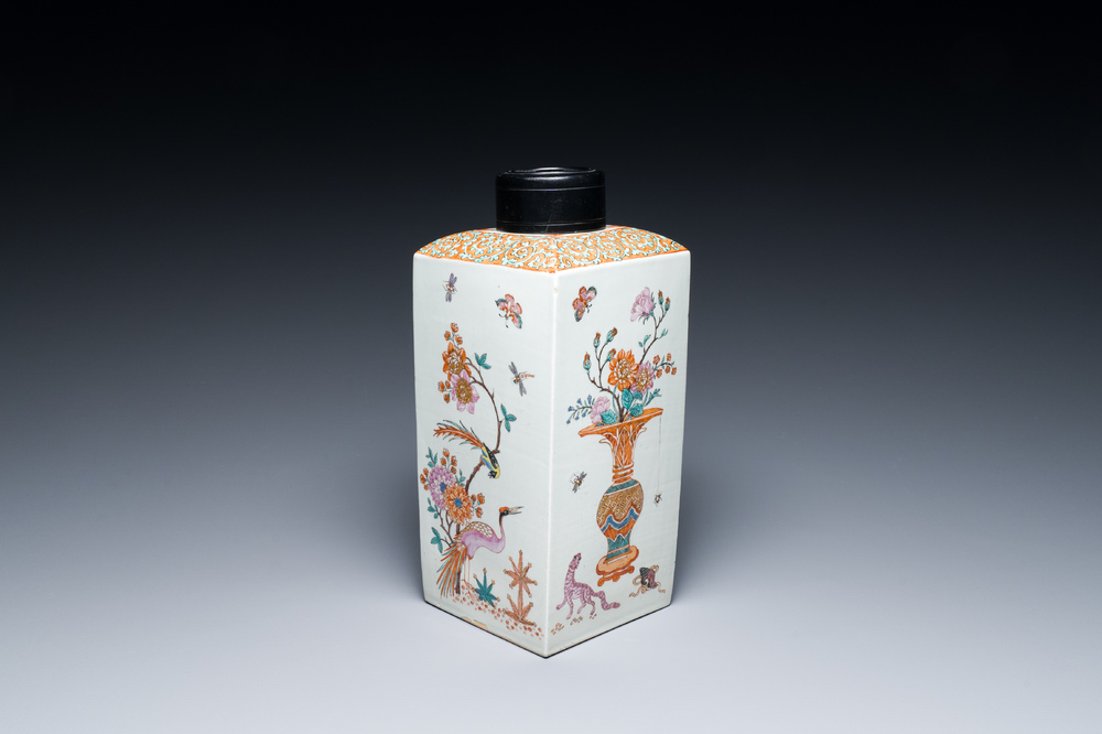 Flacon de forme carr&eacute;e en porcelaine d'Arita surd&eacute;cor&eacute; aux Pays-Bas de style Kakiemon, Japon, Edo, 17&egrave;me