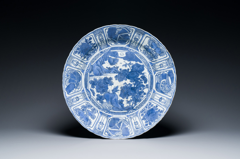 Important plat en porcelaine de Chine en bleu et blanc de type kraak, Wanli