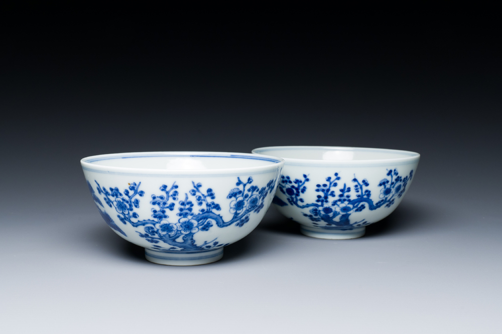 Een paar Chinese blauw-witte 'Drie vrienden van de winter' kommen, Guangxu merk en periode