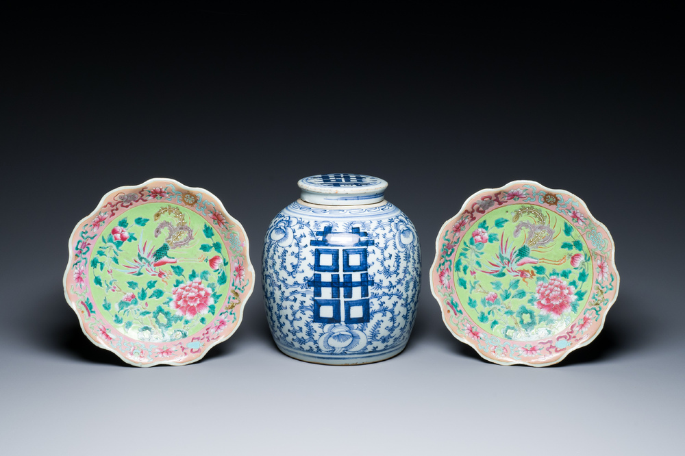 Une paire de coupes en porcelaine de Chine famille rose et un pot couvert pour le march&eacute; Straits ou Peranakan, 19&egrave;me