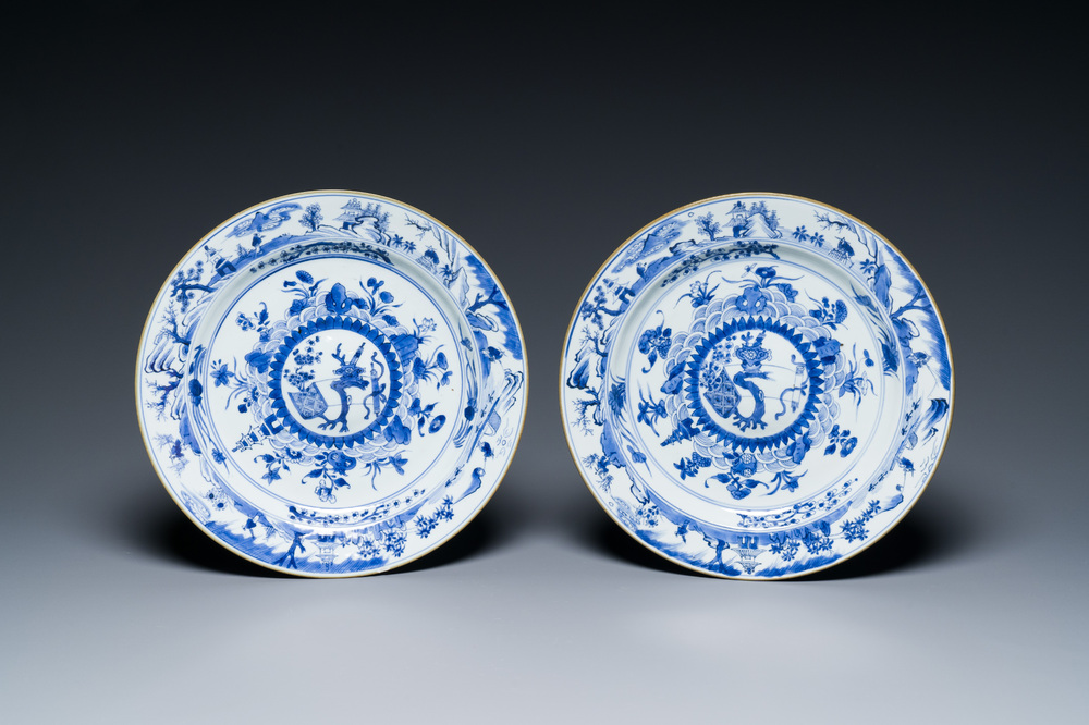 Paire de plats en porcelaine de Chine en bleu et blanc aux m&eacute;daillons centraux bomb&eacute;s, Kangxi