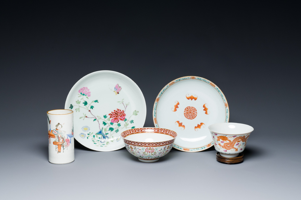 A Chinese famille rose brush pot, two plates and two bowls, 19/20th C.