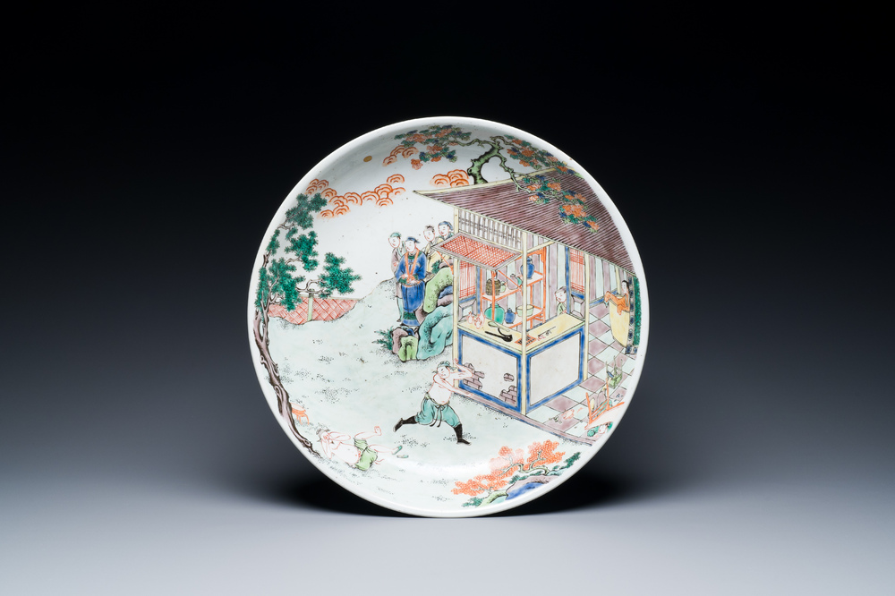 Plat en porcelaine de Chine famille verte &agrave; d&eacute;cor d'une sc&egrave;ne de boxe, probablement 19&egrave;me