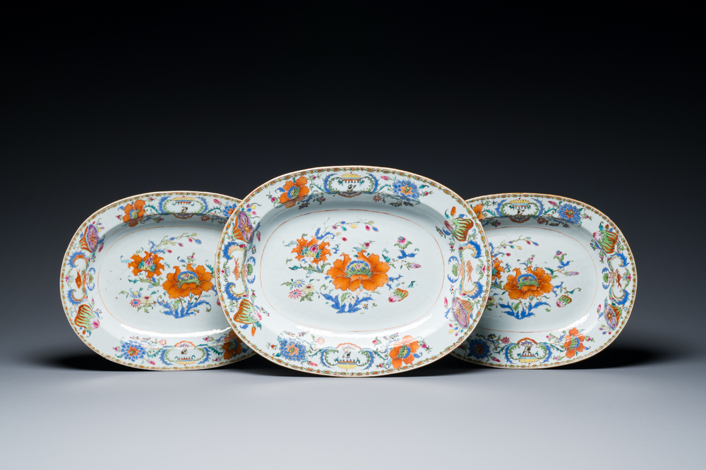 Drie Chinese ovalen famille rose 'Pompadour' schotels, Qianlong, ca. 1745