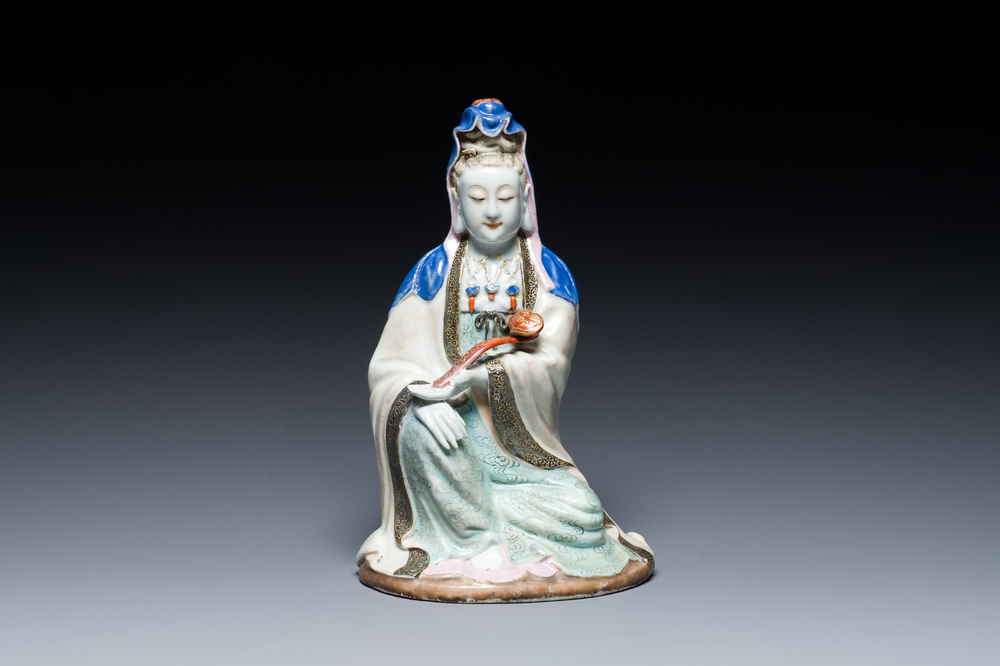 Een Chinese famille rose figuur van Guanyin met een ruyi scepter, Qianlong