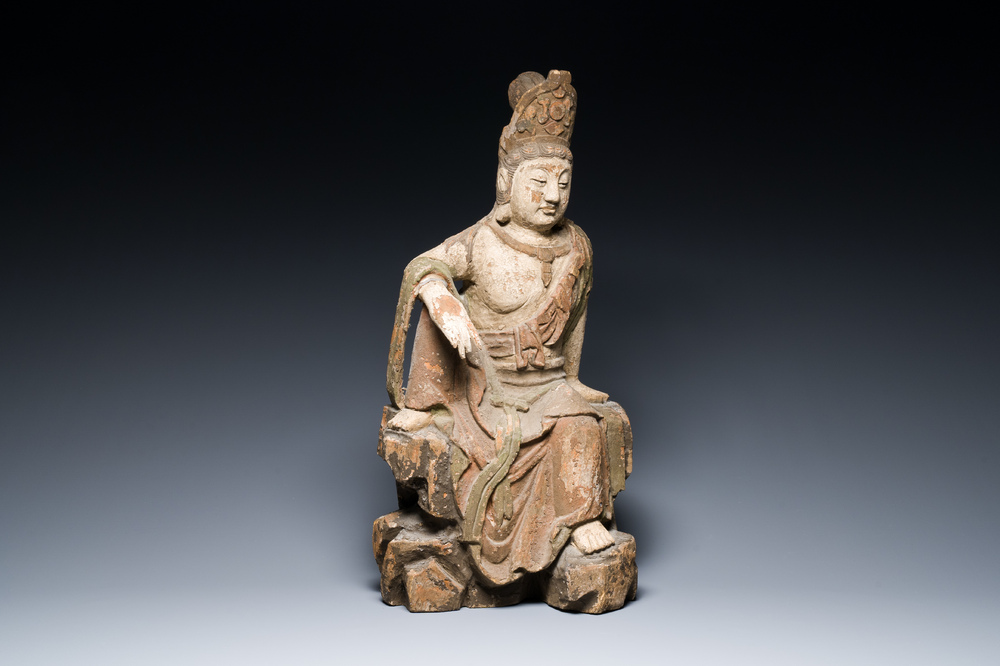 Een Chinese gepolychromeerde houten sculptuur van Guanyin, wellicht Ming