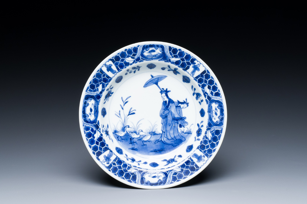 Een Japans blauw-wit bord met 'Parasoldames' naar Cornelis Pronk, Edo, 18e eeuw