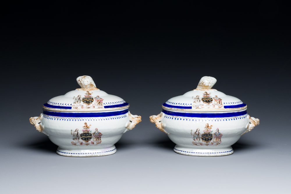 Een paar Chinese famille rose dekselterrines voor de Engelse markt met het wapen van Kenyon, Qianlong