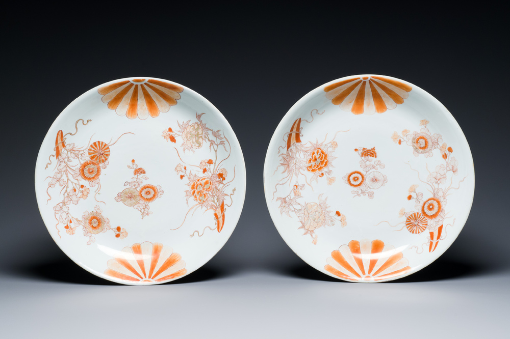 Paire de plats en porcelaine de Chine en rouge de fer et dor&eacute;, Kangxi