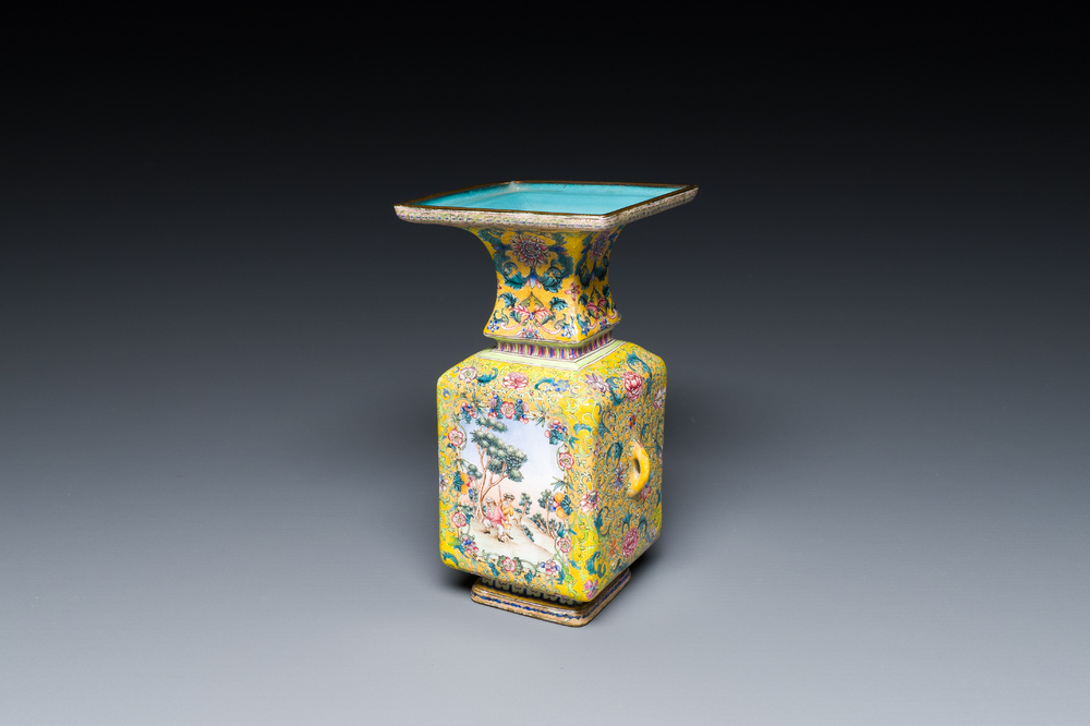 Vase &agrave; d&eacute;cor d'Europ&eacute;ens en &eacute;maux de Canton &agrave; fond jaune, Chine, marque et &eacute;poque de Qianlong