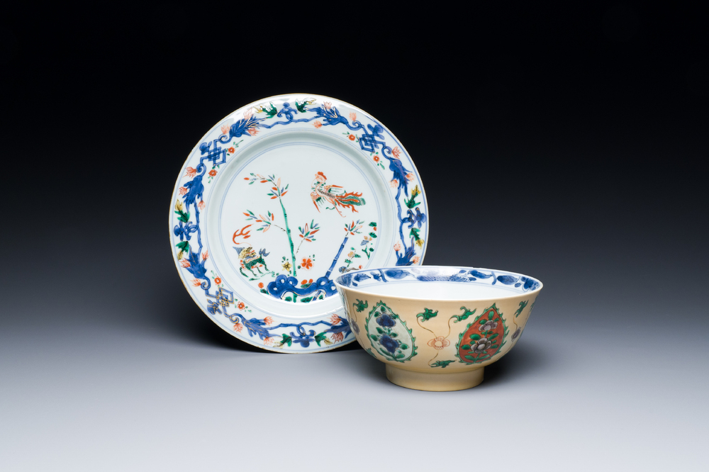 Une assiette en porcelaine de Chine famille verte et un bol pour le march&eacute; persan, Kangxi