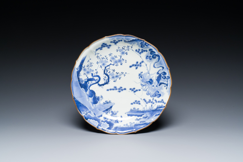 Een Japanse blauw-witte Arita schotel met een tijger en een draak in Kakiemon-stijl, Fuku merk, Edo, eind 17e eeuw