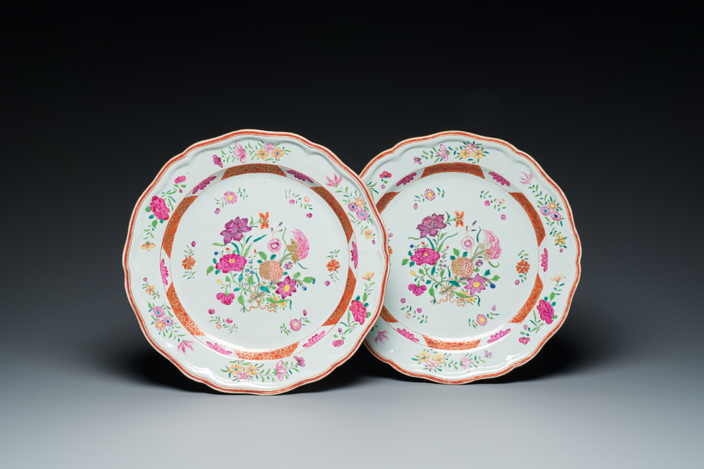 Paire de plats en porcelaine de Chine famille rose &agrave; d&eacute;cor floral, Qianlong