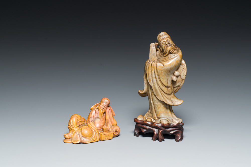 Twee Chinese zeepstenen sculpturen van Zhongkui en van Li Bai, gesigneerd Ni Zhi, 18/19e eeuw