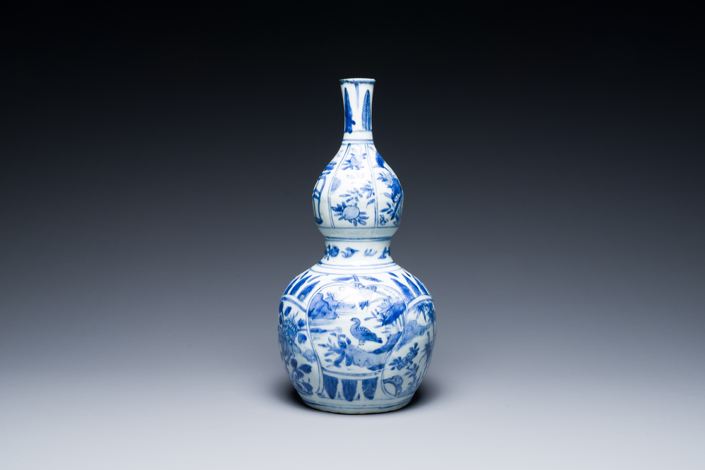 Een Chinese blauw-witte kraakporseleinen kalebasvaas, Wanli
