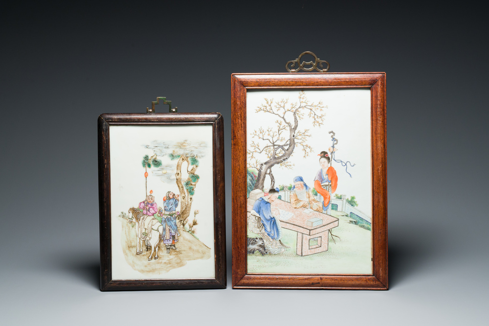 Deux plaques en porcelaine de Chine famille rose, R&eacute;publique