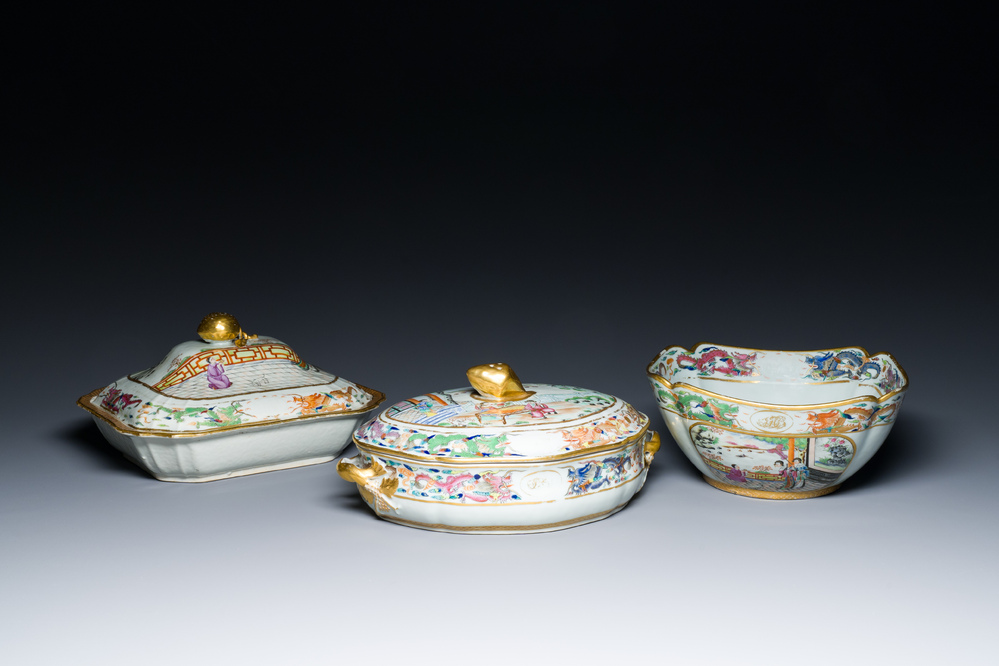 Twee fraaie Chinese gemonogrammeerde Canton famille rose dekselterrines en een kom, midden 19e eeuw