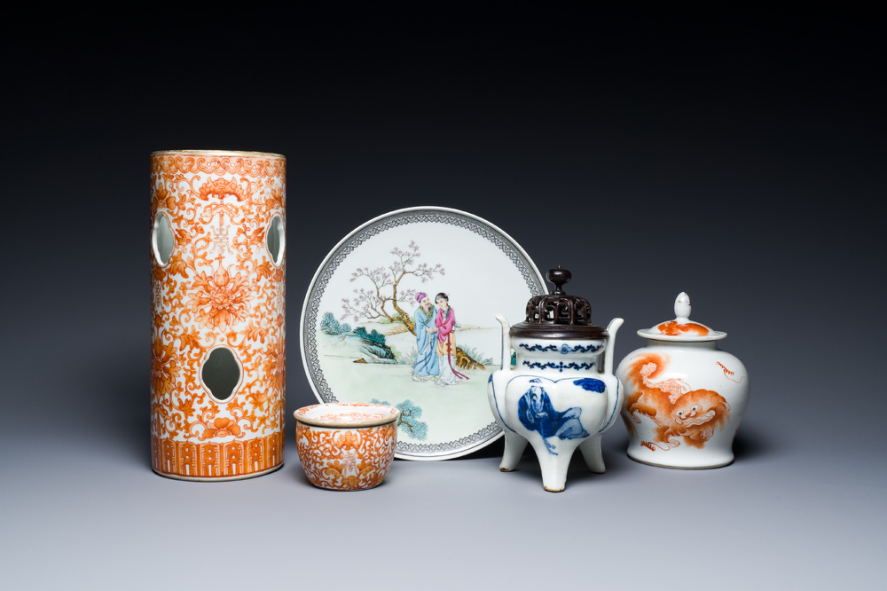 Een diverse collectie Chinees blauw-wit, ijzerrood en famille rose porselein, 19/20e eeuw