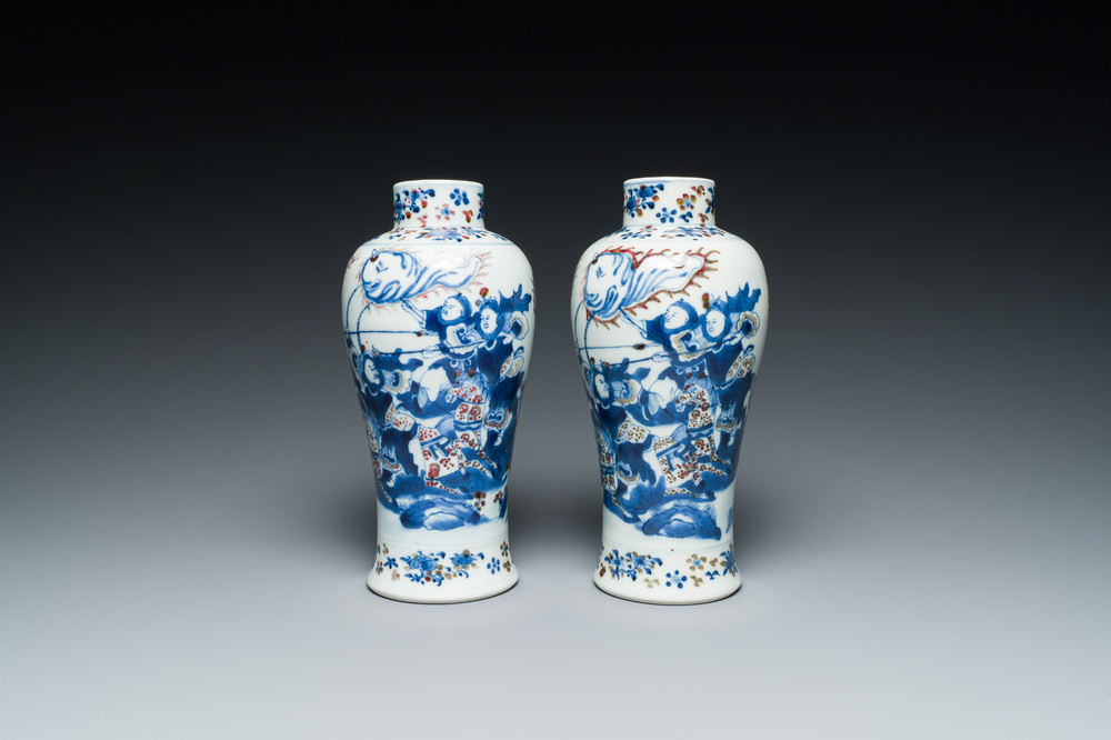 Paire de vases en porcelaine de Chine en bleu, blanc et rouge de cuivre, marque de Kangxi, 19&egrave;me