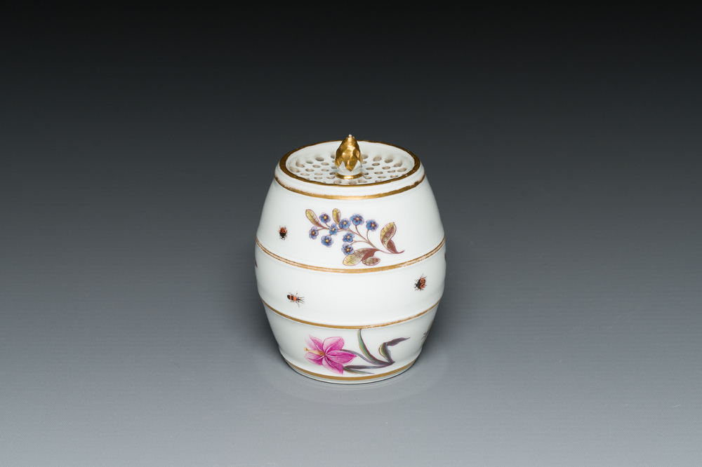 Sablier en porcelaine polychrome de Meissen &agrave; d&eacute;cor de fleurs et d'insectes, Allemagne, 1&egrave;re moiti&eacute; du 18&egrave;me