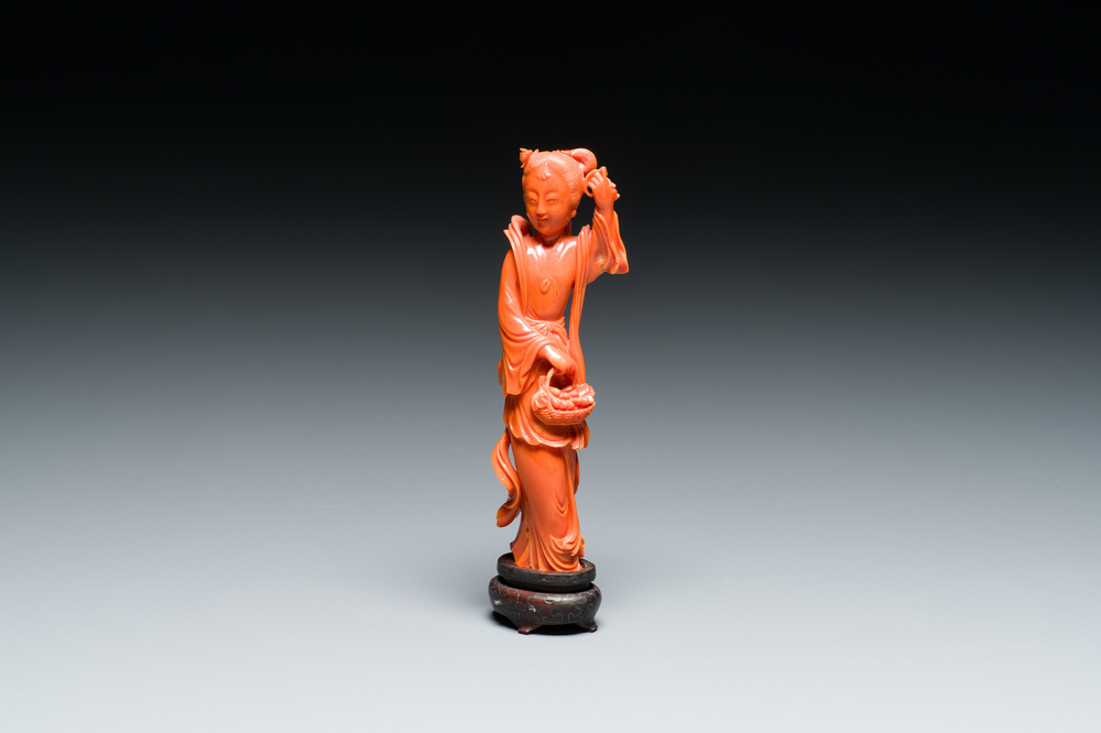 Een Chinese bloedkoralen sculptuur van een dame met een fruitmand, 19/20e eeuw