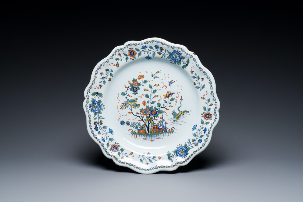 Plat de style Kakiemon en fa&iuml;ence polychrome de Rouen, France, 18&egrave;me