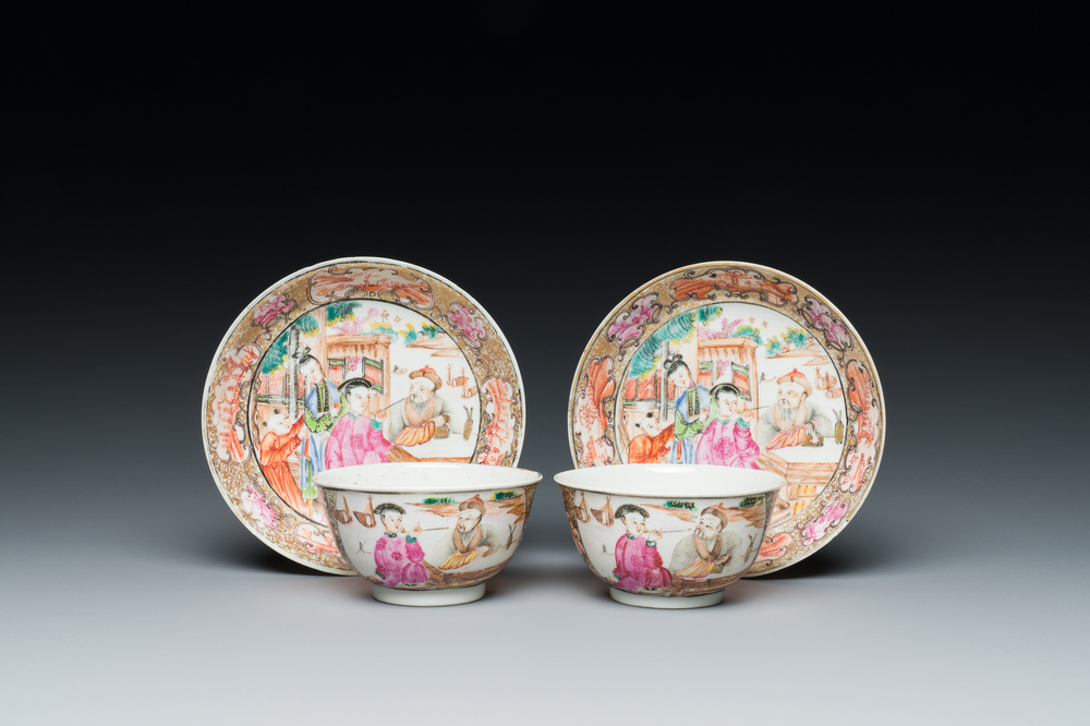 Een paar Chinese famille rose koppen en schotels met mandarijns decor, Qianlong