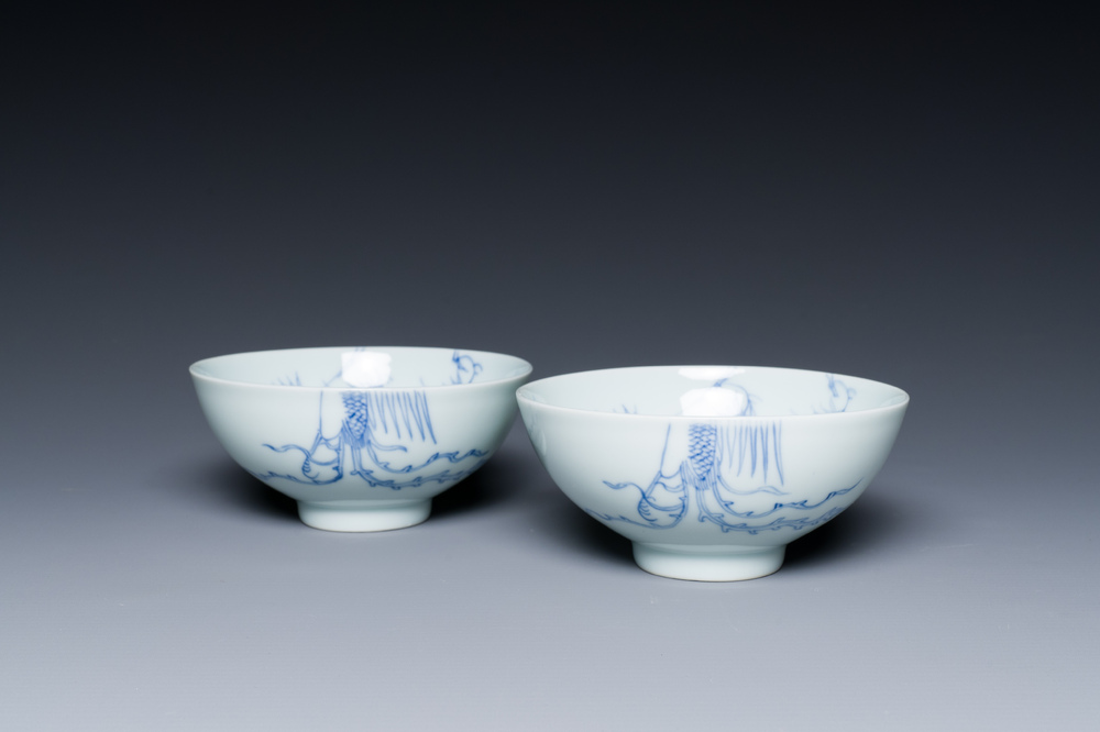 Paire de bols en porcelaine de Chine en bleu et blanc &agrave; d&eacute;cor de ph&eacute;nix, marque et &eacute;poque de Yongzheng