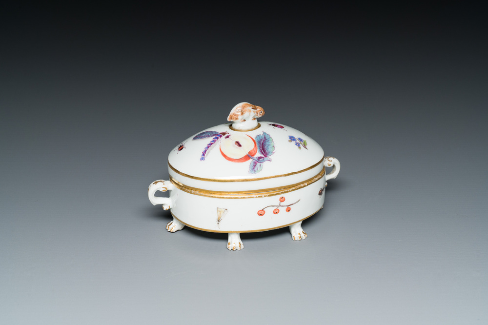 Een ovalen terrine in polychroom Meissen porselein met decor van fruit en insecten, Duitsland, 18e eeuw