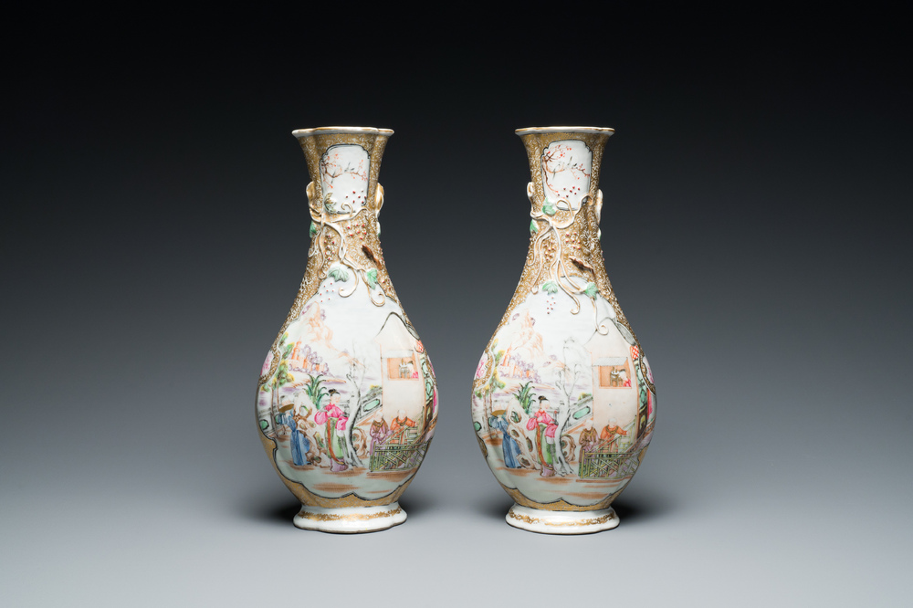 Paire de vases de forme bouteille en porcelaine de Chine famille rose &agrave; sujet mandarin, Qianlong