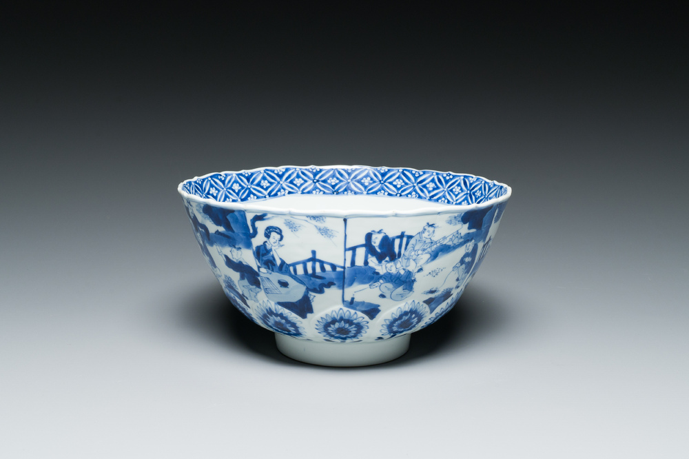 Bol en porcelaine de Chine en bleu et blanc &agrave; d&eacute;cor de lettr&eacute;es et de gar&ccedil;ons jouant, marque 'Qi Yu Bao Ding Zhi Zhen', Kangxi