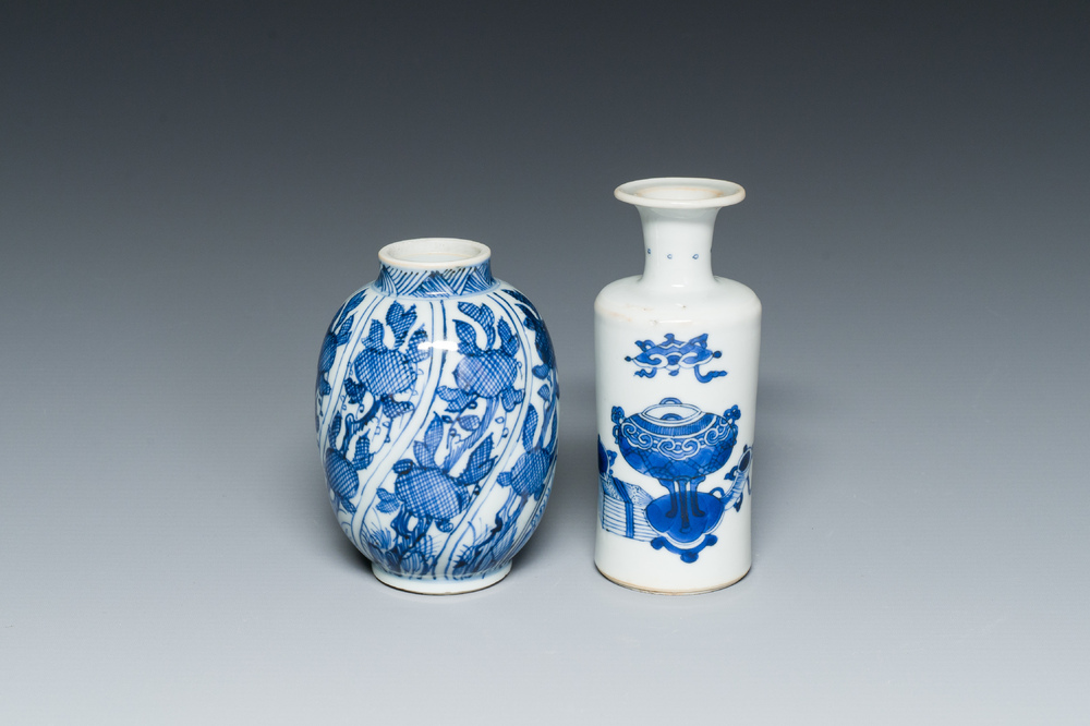 Twee Chinese blauw-witte vaasjes, Kangxi