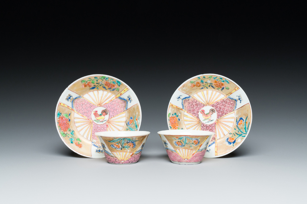 Een paar Chinese famille rose koppen en schotels met hanen, Yongzheng