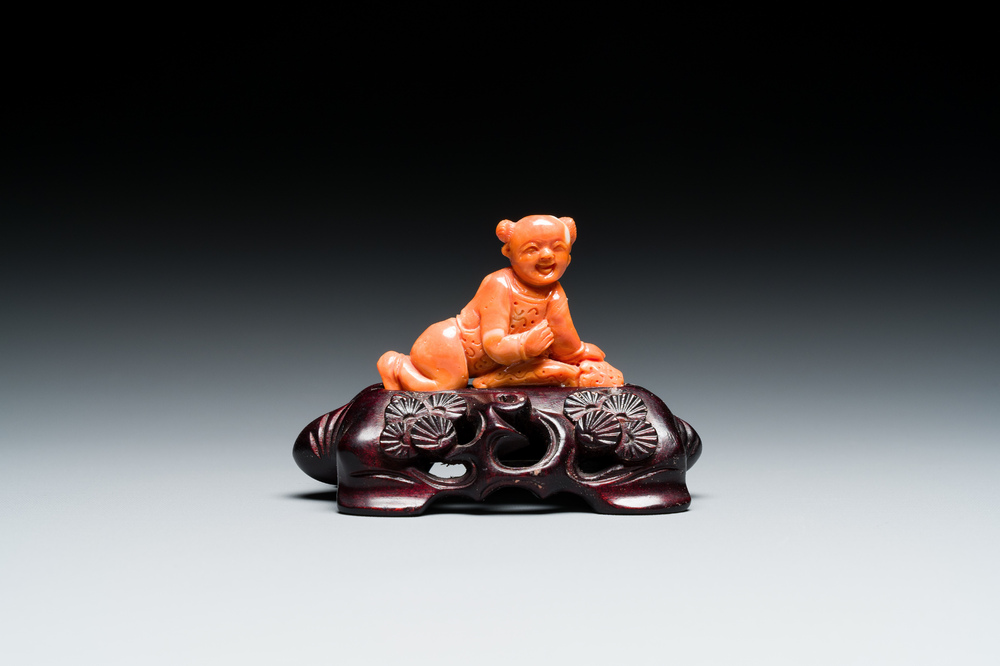 Sculpture d'un gar&ccedil;on en corail rouge, Chine, 19/20&egrave;me