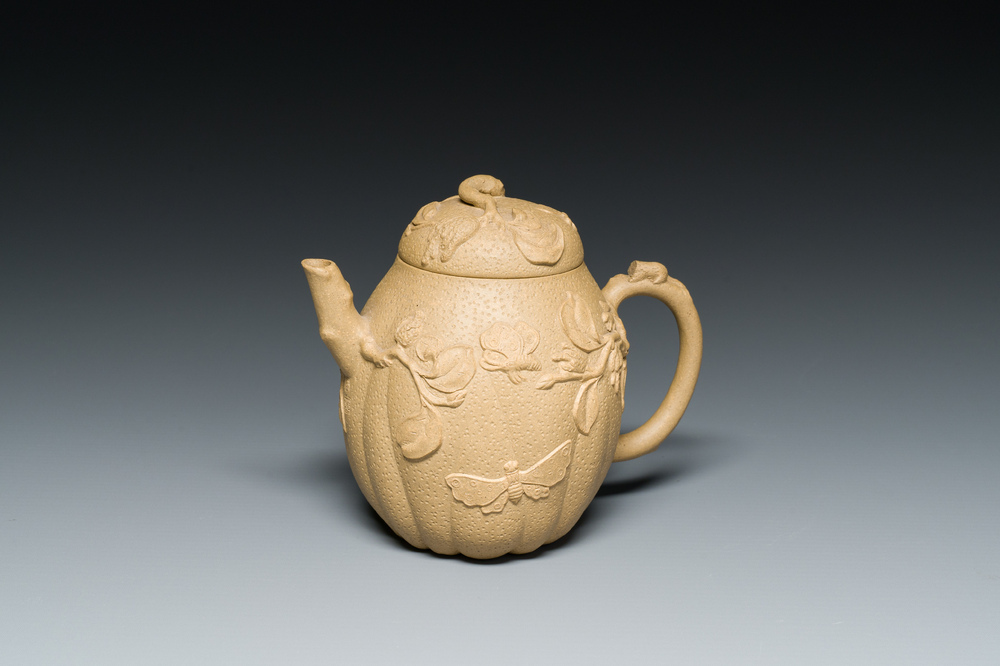 Th&eacute;i&egrave;re couverte en gr&egrave;s de Yixing &agrave; d&eacute;cor d'&eacute;cureuils et papillons, marque en creux de Chen Janyin 陳建寅, Kangxi