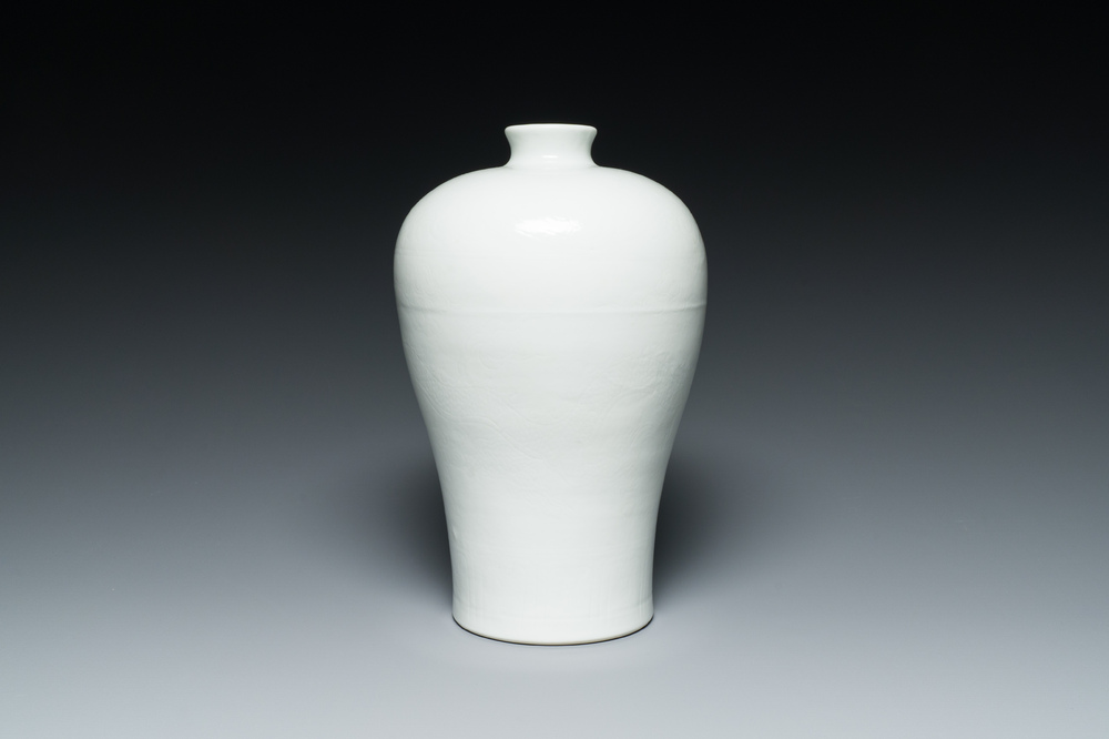 Een Chinese monochrome wit geglazuurde 'meiping' vaas met anhua drakendecor, 19e eeuw