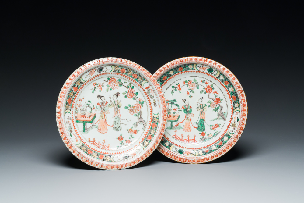 Een paar Chinese famille verte 'Xi Xiang Ji' borden, Kangxi