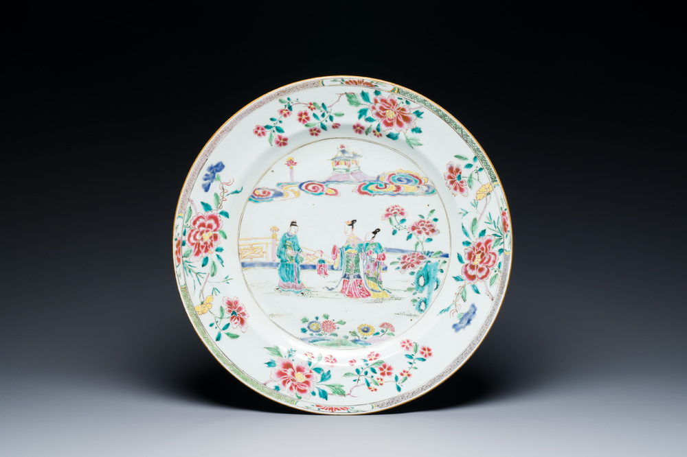 Een grote Chinese famille rose schotel, Yongzheng