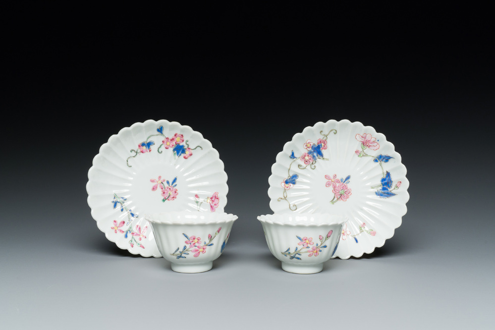 Een paar Chinese famille rose chrysantvormige koppen en schotels, Yongzheng