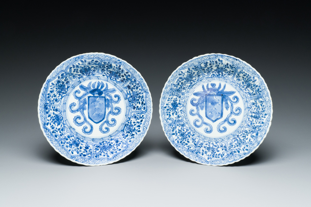 Een paar Chinese blauw-witte borden met het wapen van De Pinto voor de Portugese markt, Kangxi