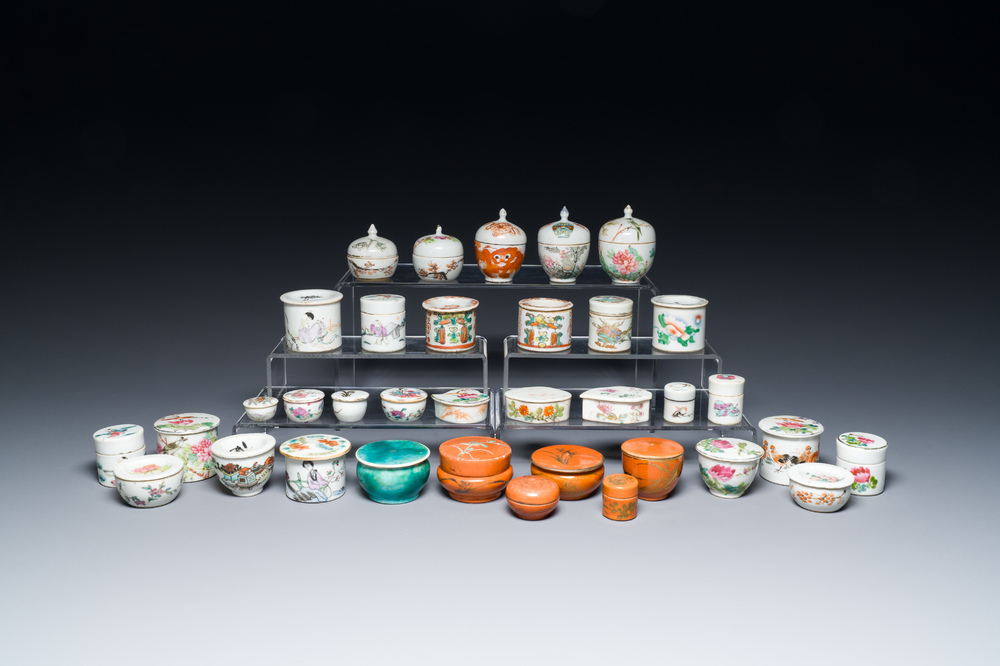 35 Chinese famille rose, verte, monochrome and qianjiang cai boxes and covers, 19/20th C.