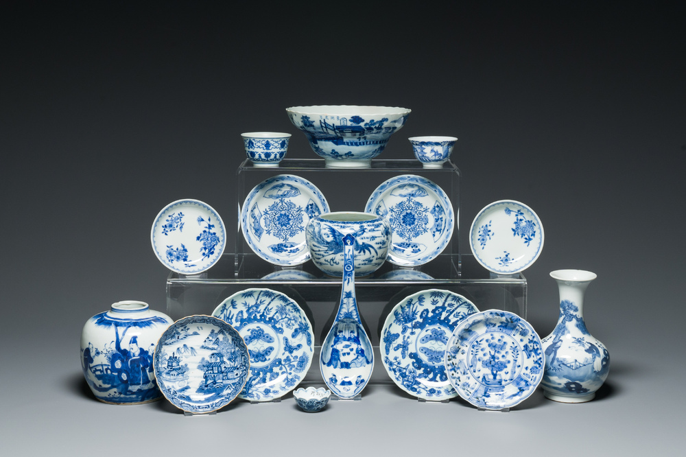 Een diverse collectie blauw-wit Chinees porselein, 19/20e eeuw