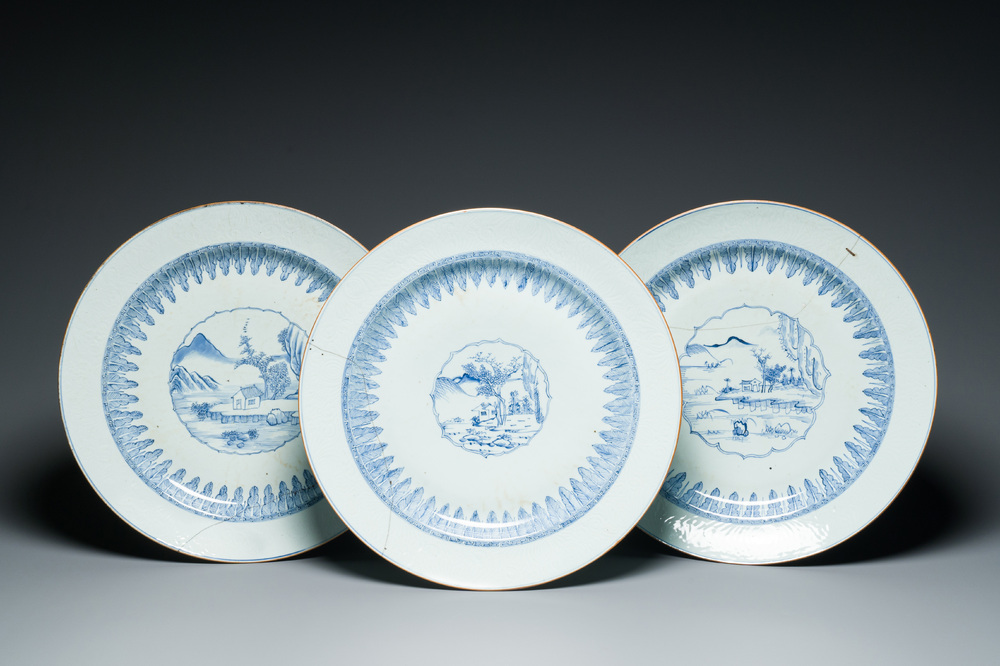 Drie Chinese blauw-witte anhua schotels met landschapsmedaillons, Yongzheng