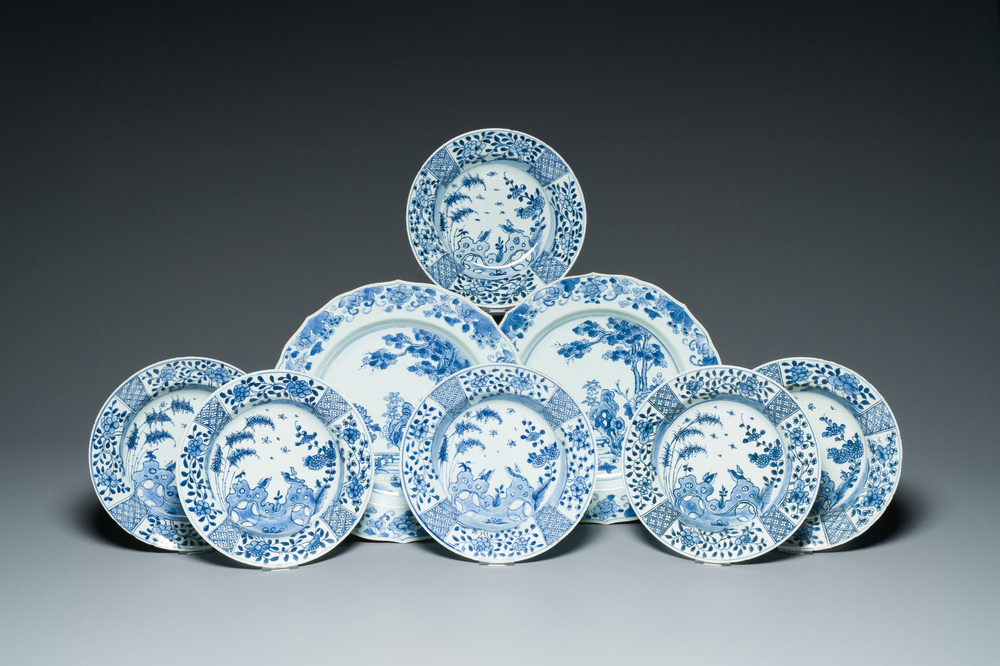 Une paire de plats et six assiettes en porcelaine de Chine en bleu et blanc, Kangxi/Qianlong