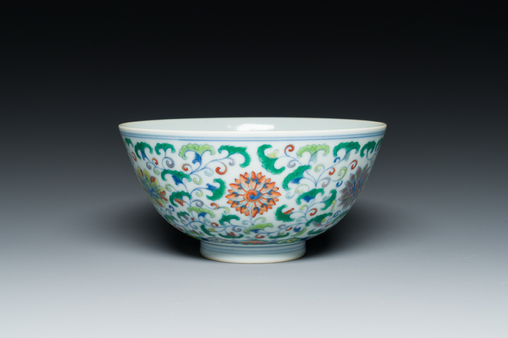 Een Chinese doucai kom met floraal decor, Yongzheng merk, 19/20e eeuw