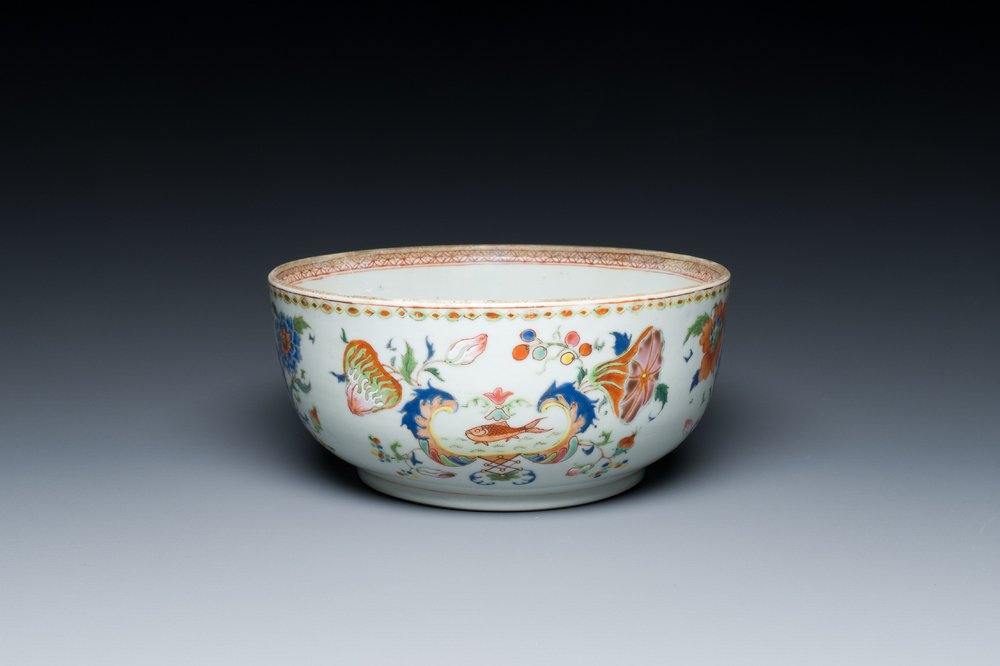 Een Chinese famille rose 'Pompadour' kom, Qianlong, ca. 1745
