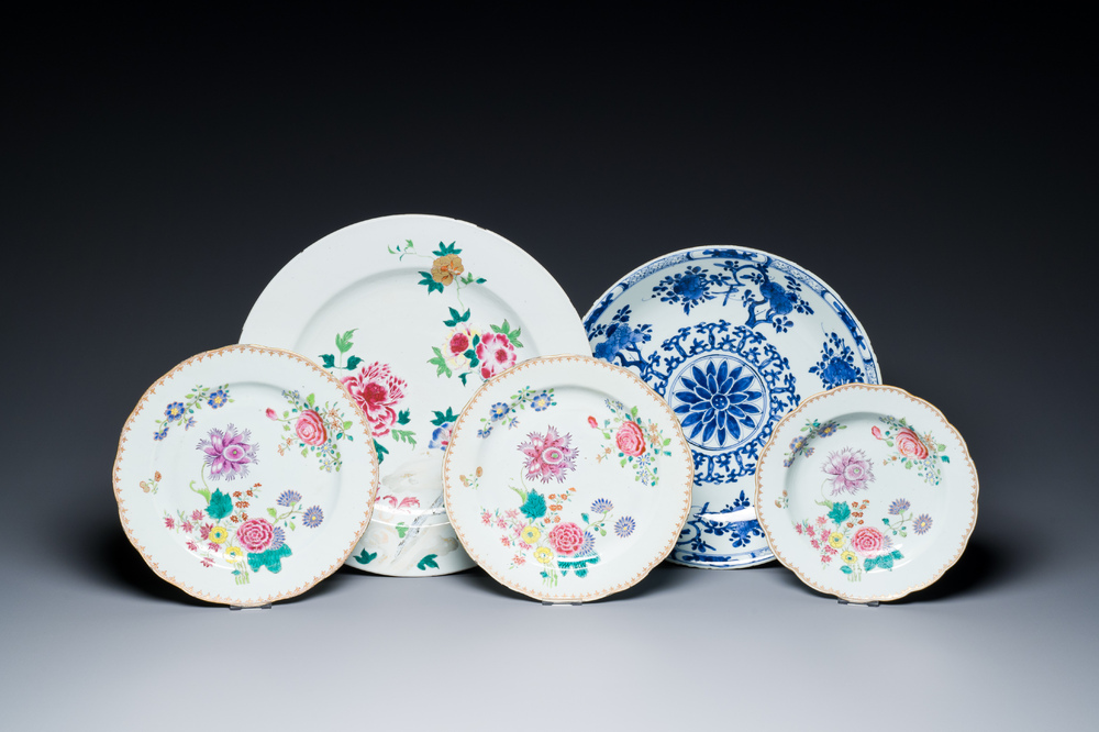 Five Chinese blue, white and famille rose dishes, Kangxi/Qianlong