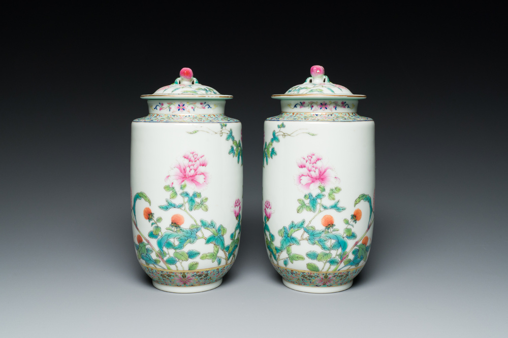 Paire de vases couverts en porcelaine de Chine famille rose &agrave; d&eacute;cor floral, marque de Jiaqing, R&eacute;publique